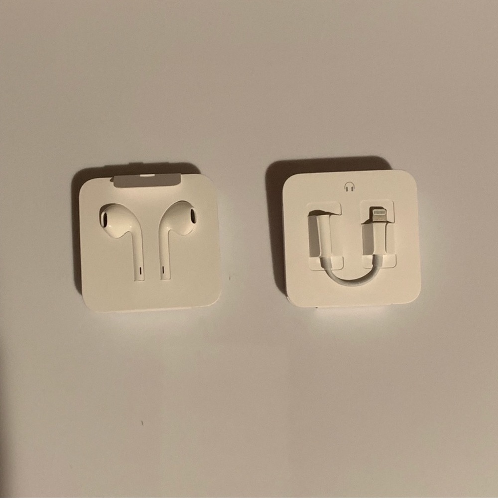 Wired earbuds (lightning connector) includes lightning to headphone jack adapter